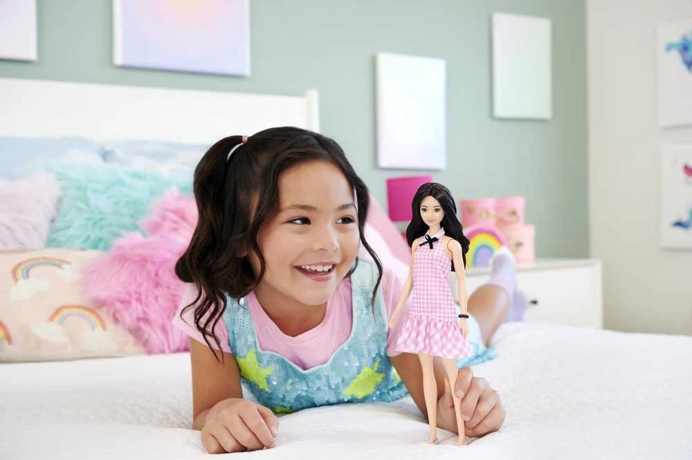 Mattel BARBIE madistė rožine languota suknele (HRH21)