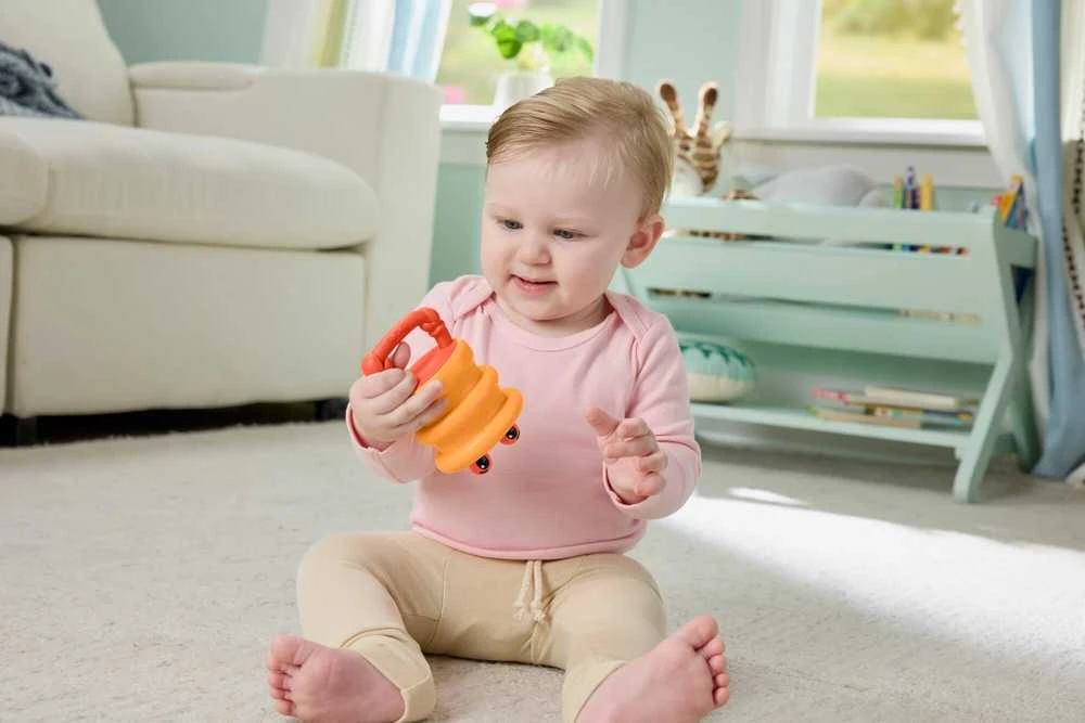 Kūdikis su Fisher-Price barškučiu-kramtuku