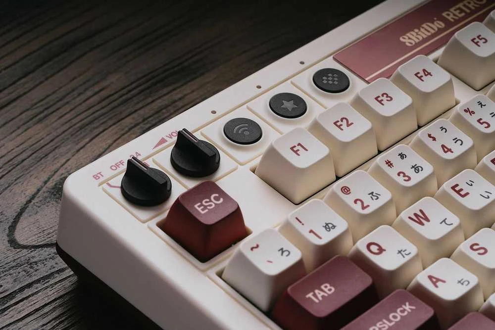 8BitDo Retro belaidė mechaninė klaviatūra (Hot-Swap) (Kailh Box switch, US) - (Fami Edition)