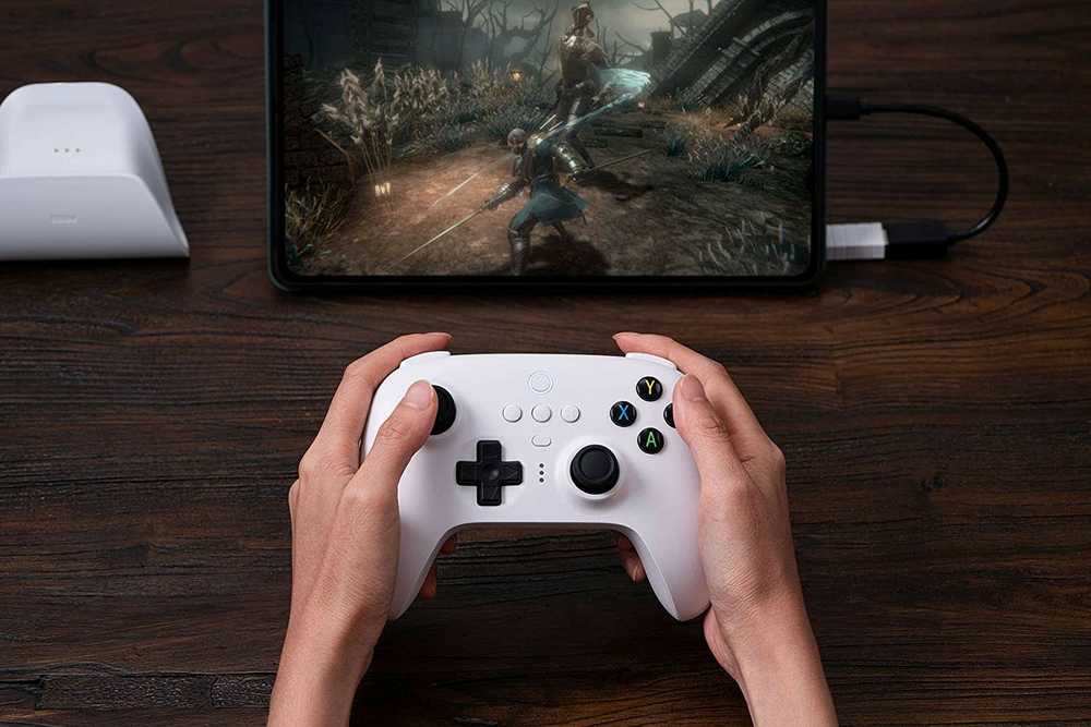 8BitDo Ultimate belaidis pultelis su pakrovimo stotele (Baltas)