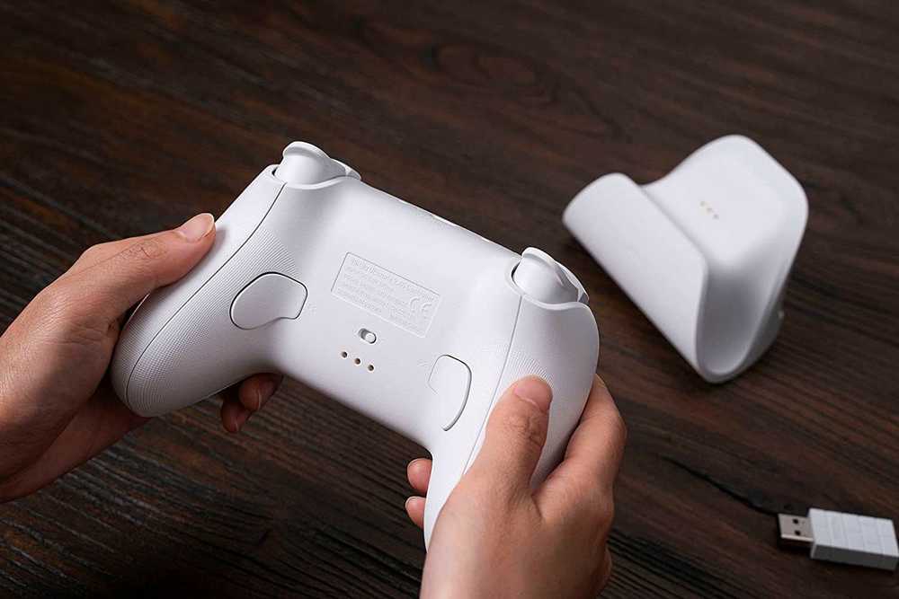 8BitDo Ultimate belaidis pultelis su pakrovimo stotele (Baltas)