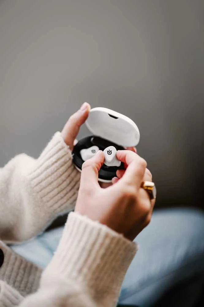 SteelSeries Arctis GameBuds baltos ausinės dėkliuke