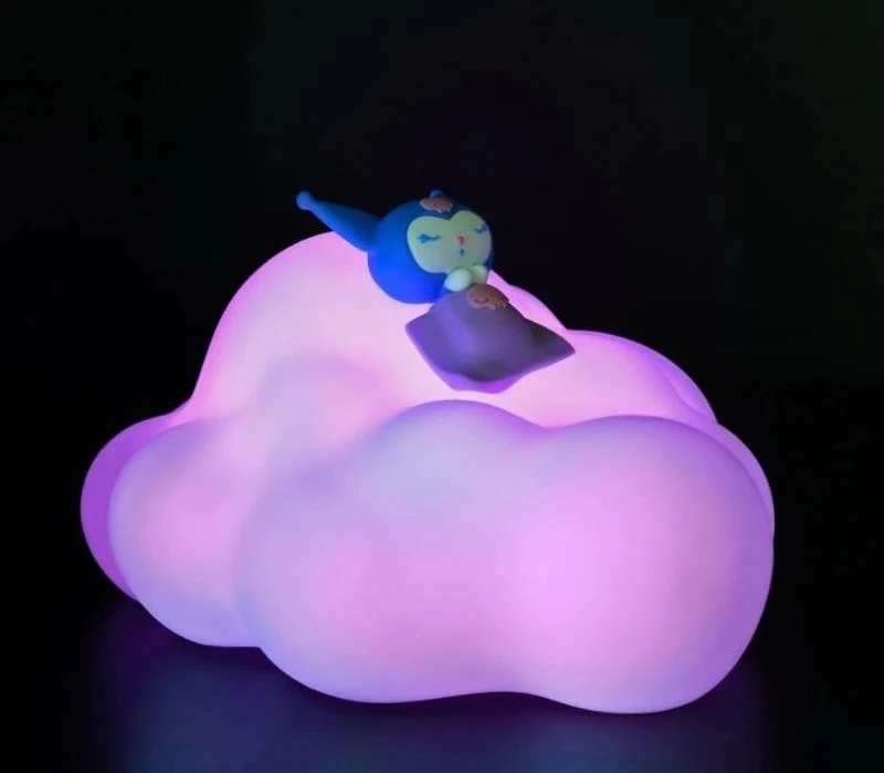 Blue Sky Studios „Kuromi“ – „XL Cloud“ – spalvą keičianti įkraunama lempa