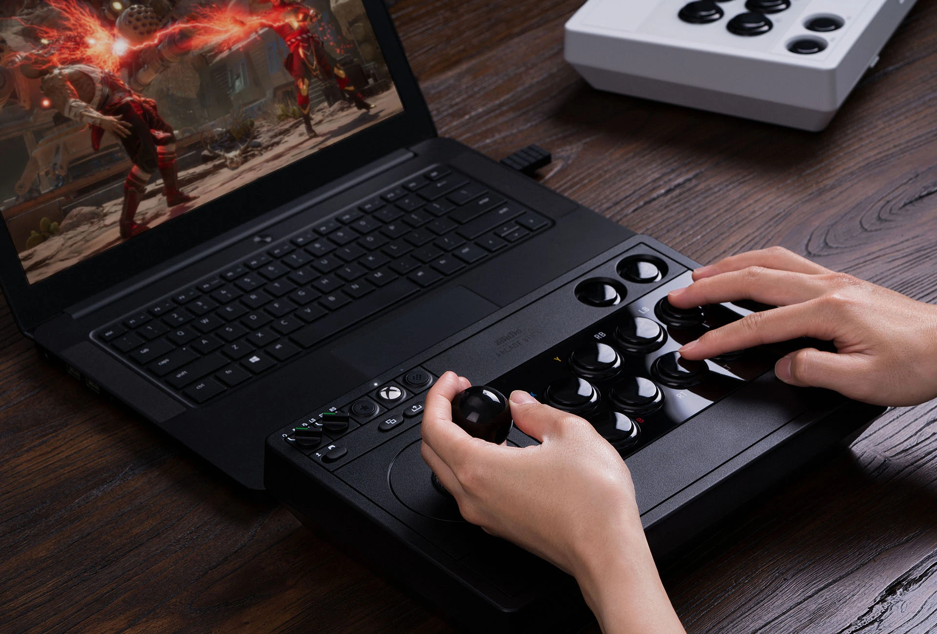 8BitDo Arcade Stick, skirta Xbox ir asmeniniam kompiuteriui (baltas) aprašymas - Prekės nuotrauka 8BitDo Arcade Stick, skirta Xbox ir asmeniniam kompiuteriui (baltas) aprašymas - Prekės nuotrauka