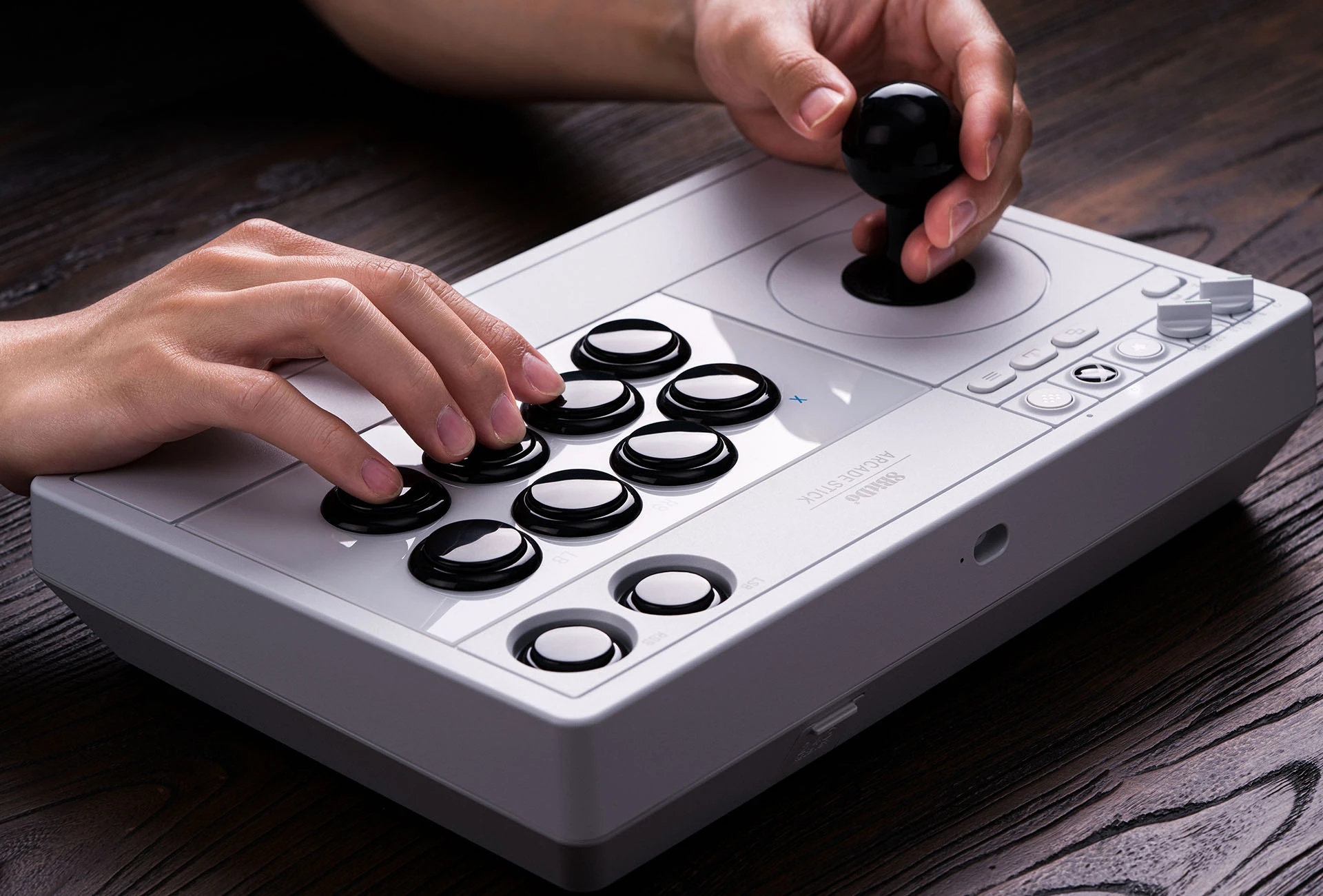 8BitDo Arcade Stick, skirta Xbox ir asmeniniam kompiuteriui (baltas) aprašymas - Prekės nuotrauka 8BitDo Arcade Stick, skirta Xbox ir asmeniniam kompiuteriui (baltas) aprašymas - Prekės nuotrauka