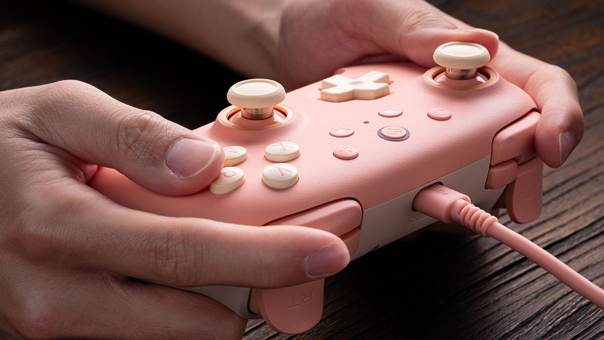 8BitDo Ultimate 2C Laidinis pultelis | Persikinis aprašymas - Prekės nuotrauka 8BitDo Ultimate 2C Laidinis pultelis | Persikinis aprašymas - Prekės nuotrauka