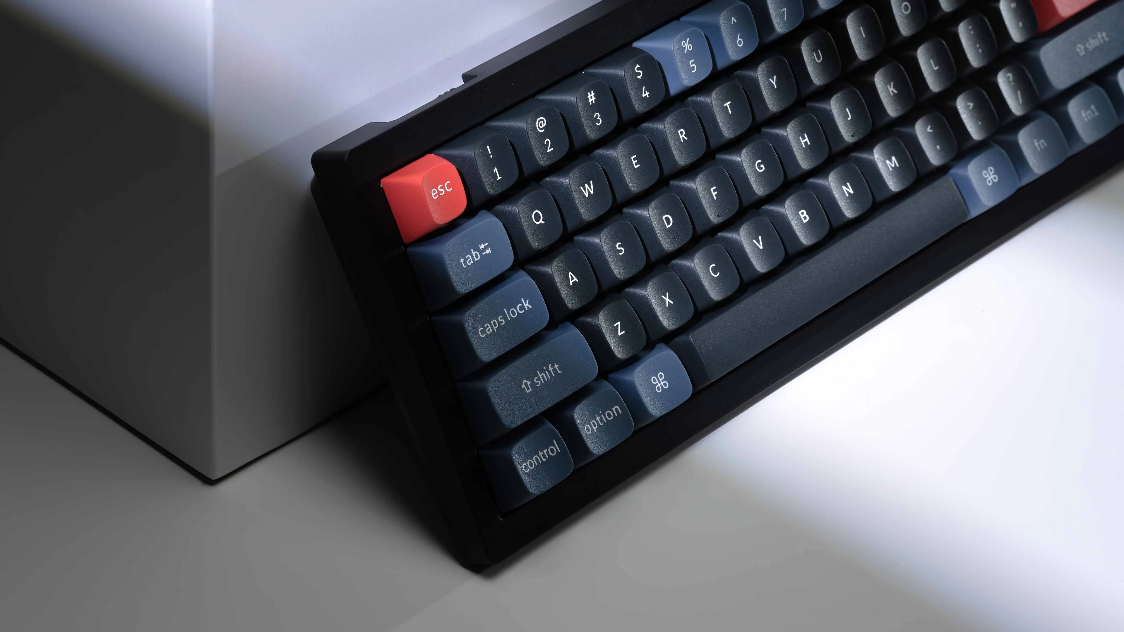 Keychron V4 60% mechaninė klaviatūra (ANSI, Carbon juodas, RGB, Hot-swap, US, Pro Brown Switch) aprašymas - Prekės nuotrauka