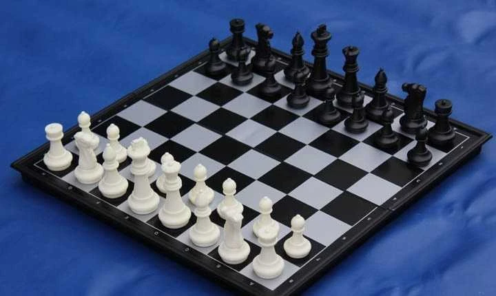 Magnetiniai didelio dydžio šachmatai ir šaškės