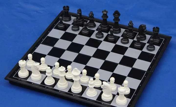 Magnetiniai vidutinio dydžio šachmatai ir šaškės