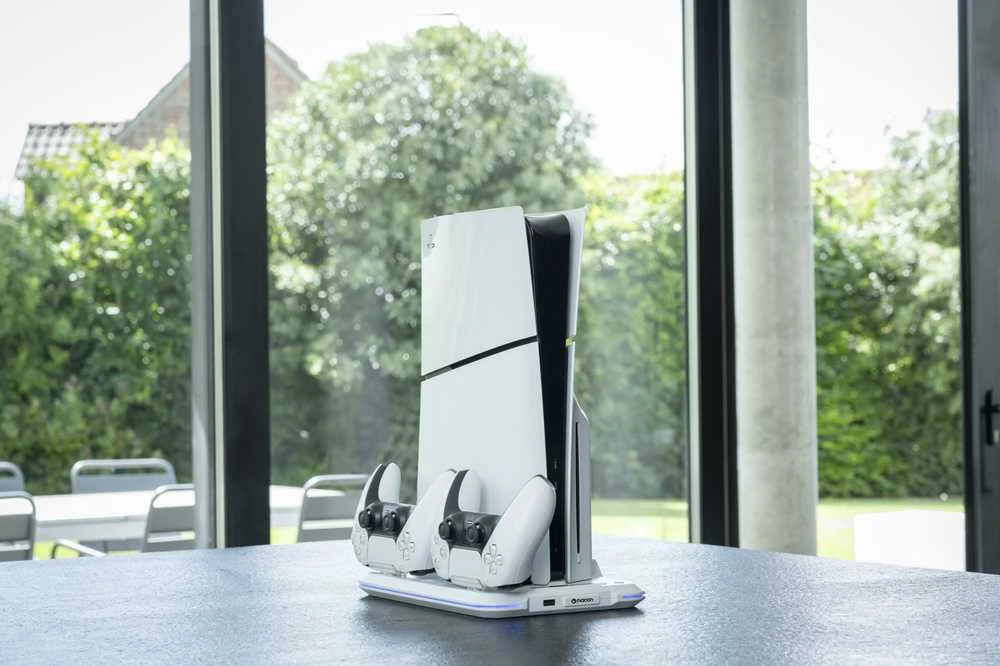 Nacon PS5 SLIM vertikalus USB aušinimo ventiliatoriaus stovas