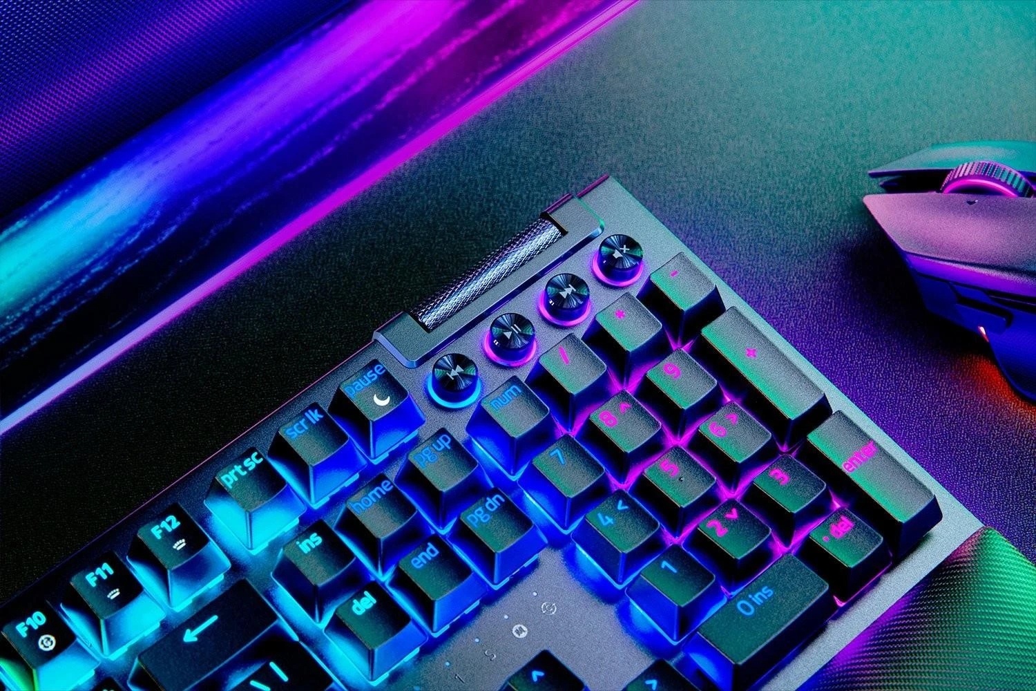 RAZER BlackWidow V4 Pro laidinė mechaninė klaviatūra (Geltona switch, US)