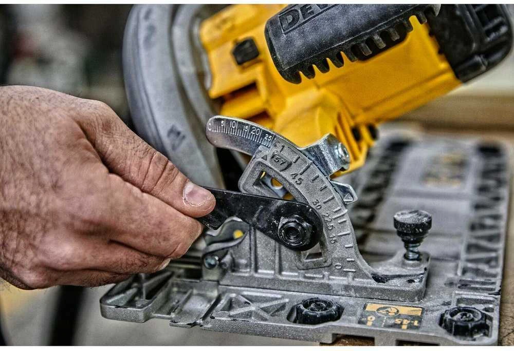 Elektrinis diskinis pjūklas DEWALT DWE576K, 1600W, 61 mm