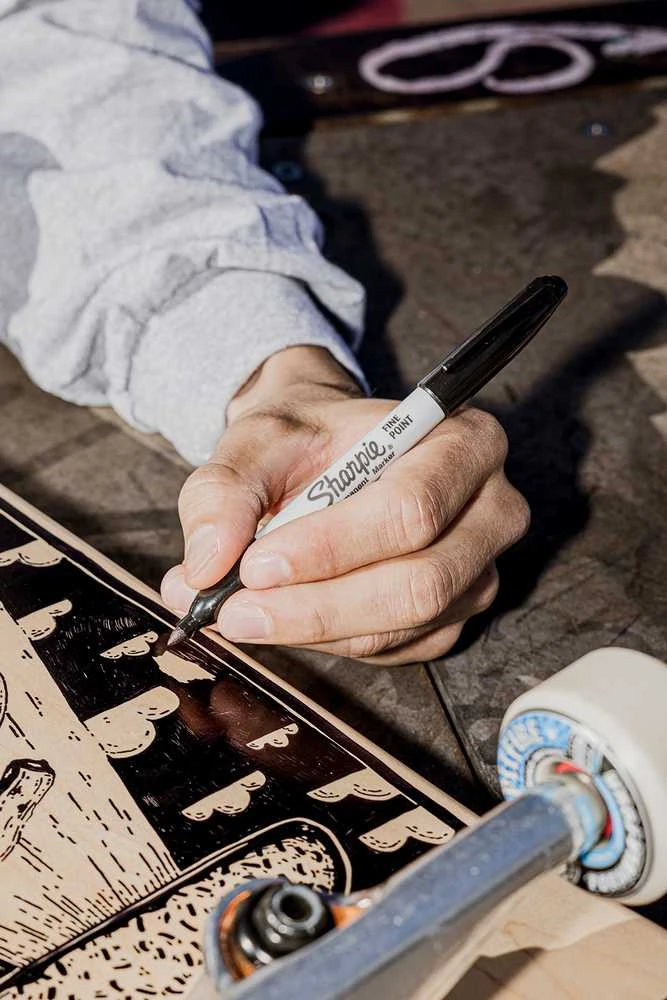 Sharpie FINE juodas žymeklis.