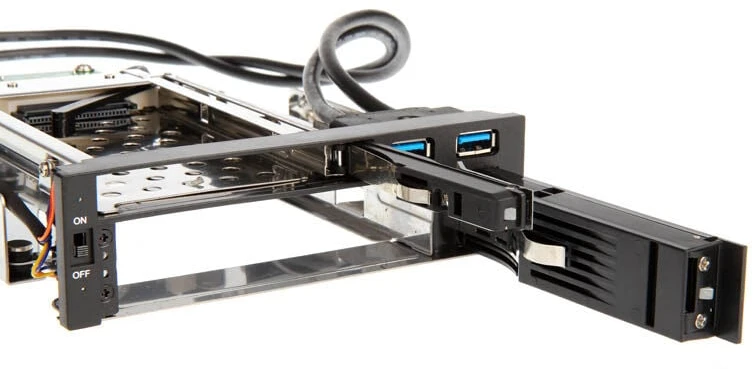 Akasa 5,25 colio lizdas, skirtas 1x 3,5" ir 1x 2,5" plius 2x USB 3.0