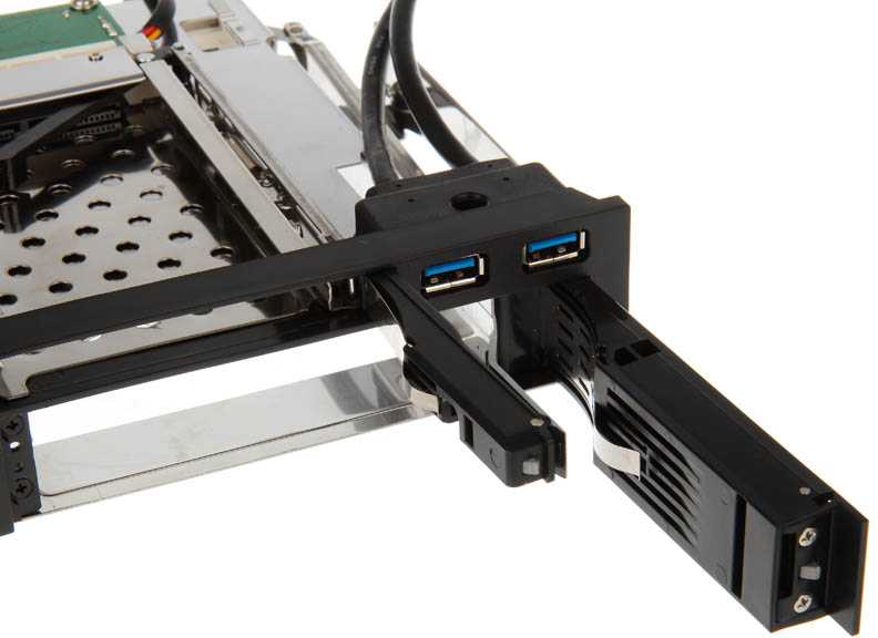 Akasa 5,25 colio lizdas, skirtas 1x 3,5" ir 1x 2,5" plius 2x USB 3.0