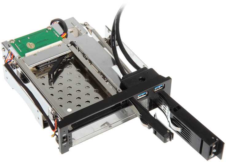 Akasa 5,25 colio lizdas, skirtas 1x 3,5" ir 1x 2,5" plius 2x USB 3.0
