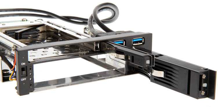 Akasa 5,25 colio lizdas, skirtas 1x 3,5" ir 1x 2,5" plius 2x USB 3.0
