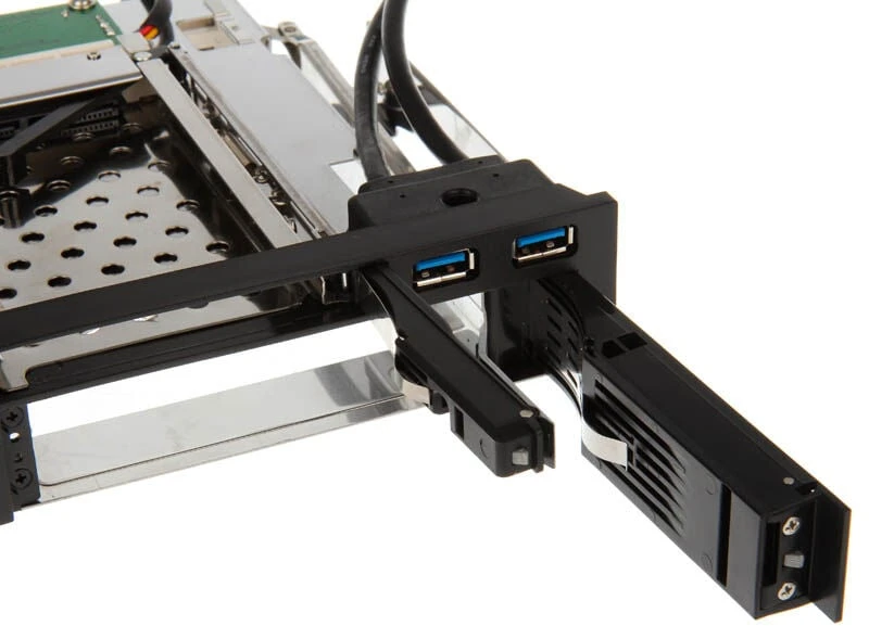 Akasa 5,25 colio lizdas, skirtas 1x 3,5" ir 1x 2,5" plius 2x USB 3.0