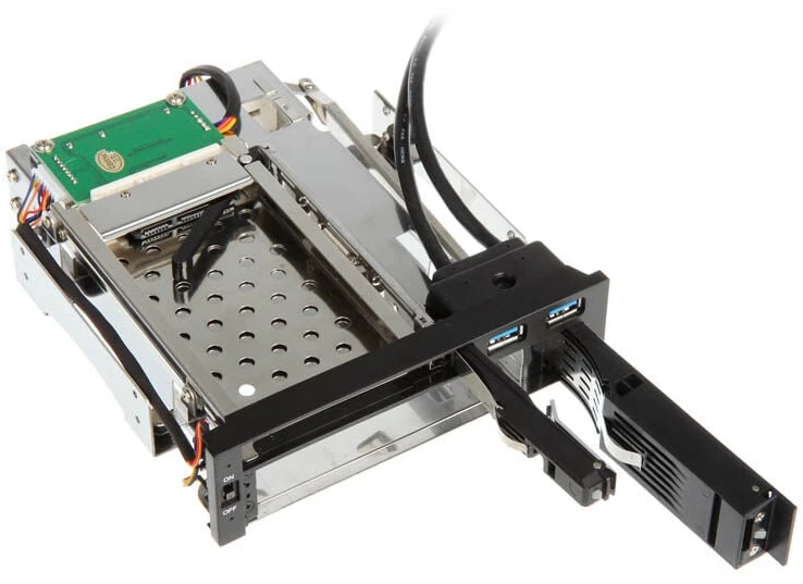Akasa 5,25 colio lizdas, skirtas 1x 3,5" ir 1x 2,5" plius 2x USB 3.0