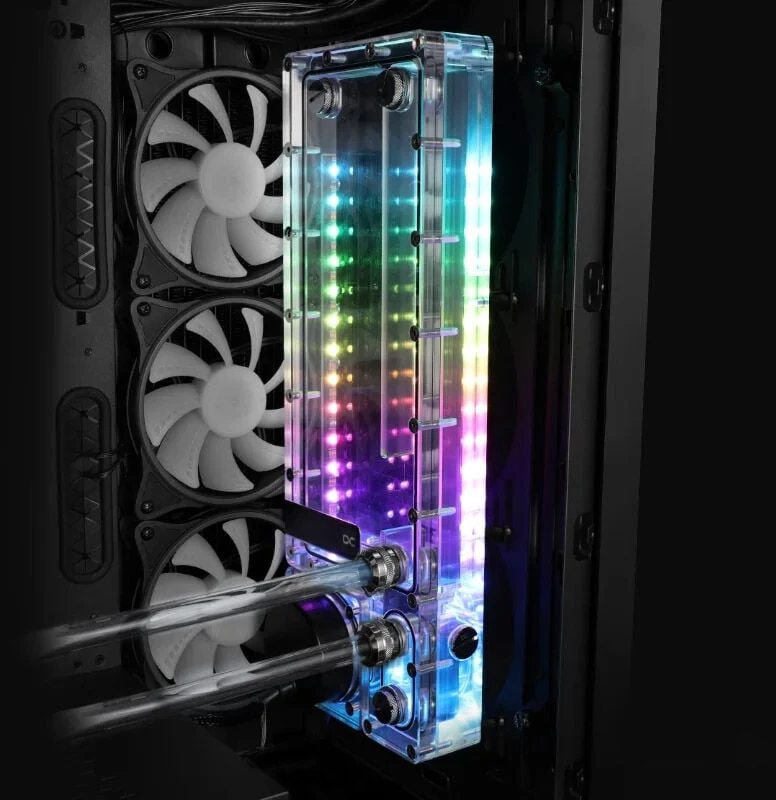 Alphacool „Core Flat Reservoir 360“ su VPP siurbliu (dešinėje)