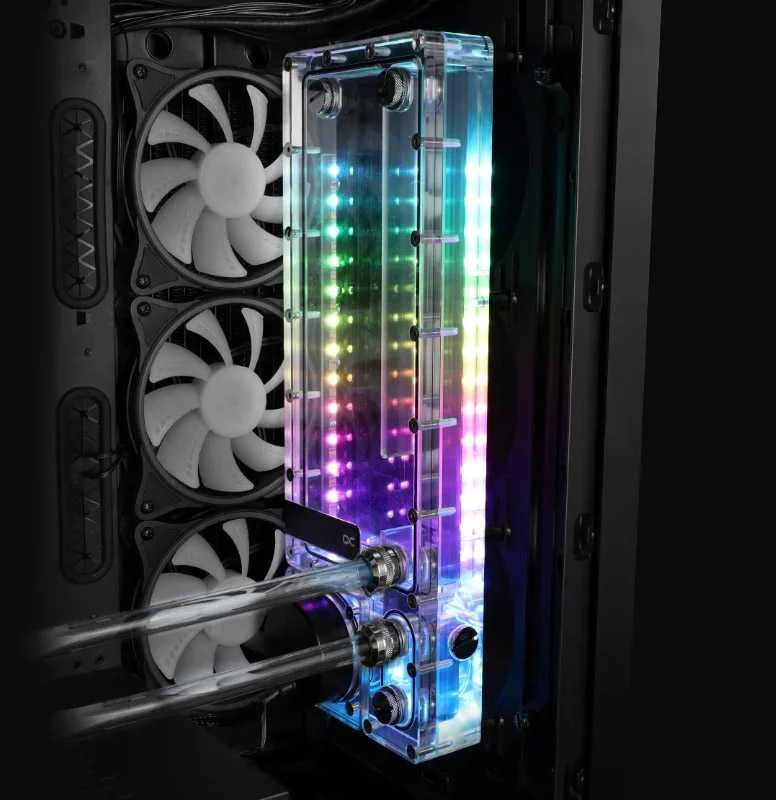 Alphacool „Core Flat Reservoir 360“ su VPP siurbliu (dešinėje)