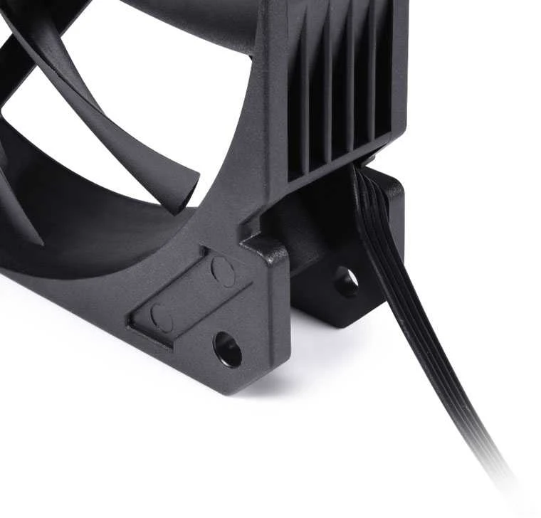 Alphacool Core ventiliatoriaus jungties ir rėmelio detalė
