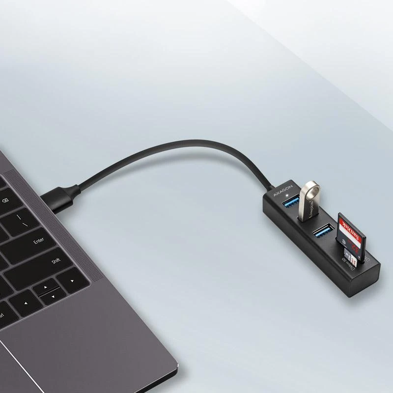 AXAGON USB šakotuvas su prijungtais prietaisais