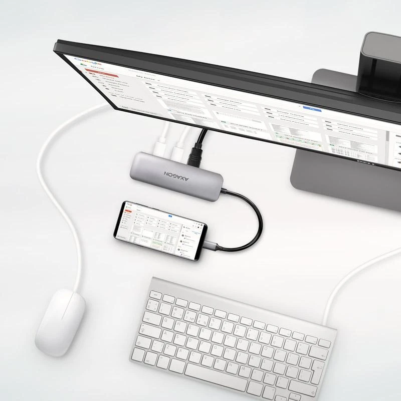 Axagon Multiport šakotuvas prijungtas prie telefono ir monitoriaus