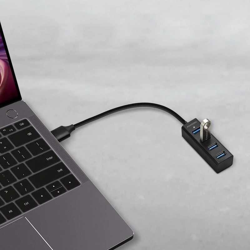 AXAGON USB šakotuvas prijungtas prie nešiojamojo kompiuterio