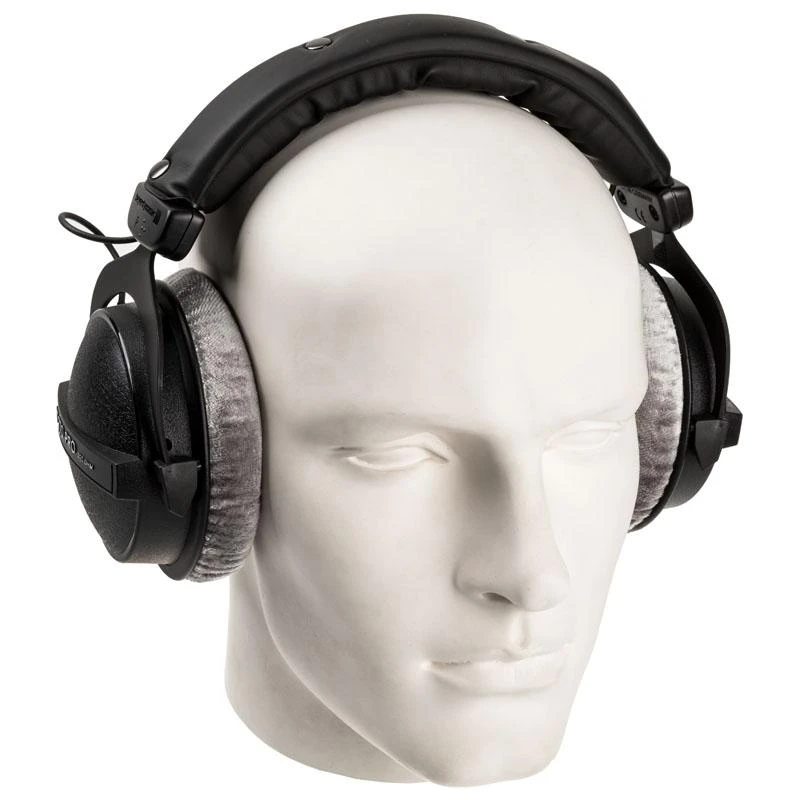 Beyerdynamic DT 770 PRO ausinės ant manekeno