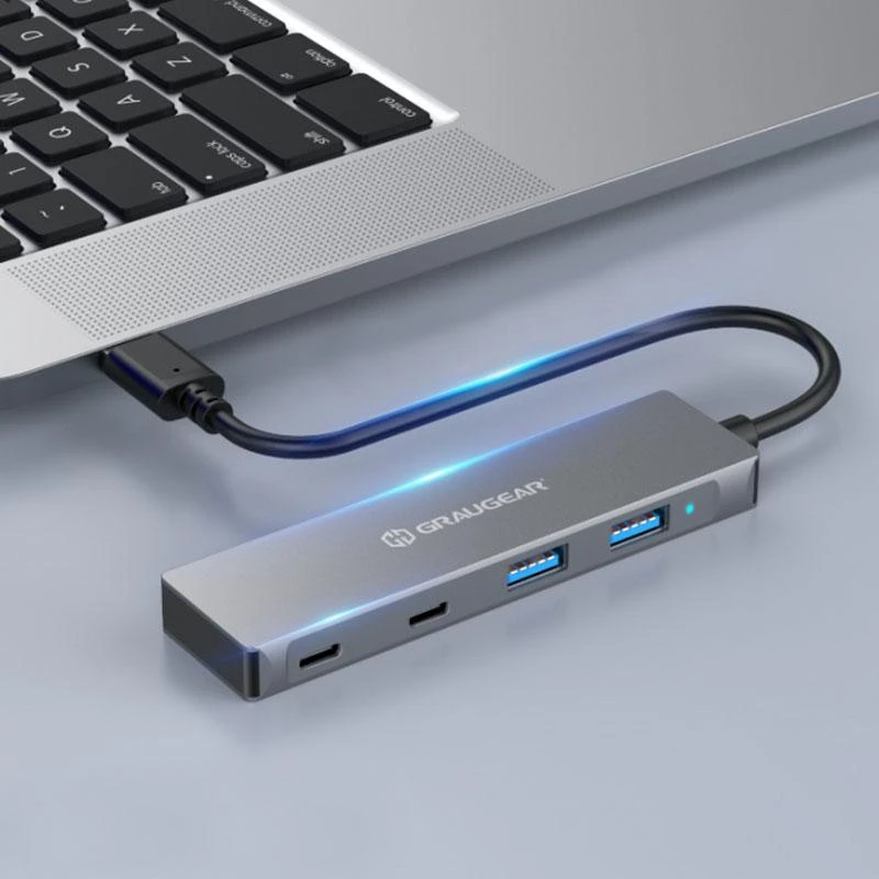 Graugear USB šakotuvas su šviečiančia jungtimi prie kompiuterio