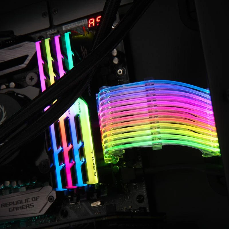 Corp. pried. Lian Li Strimer 24 kontaktų RGB M