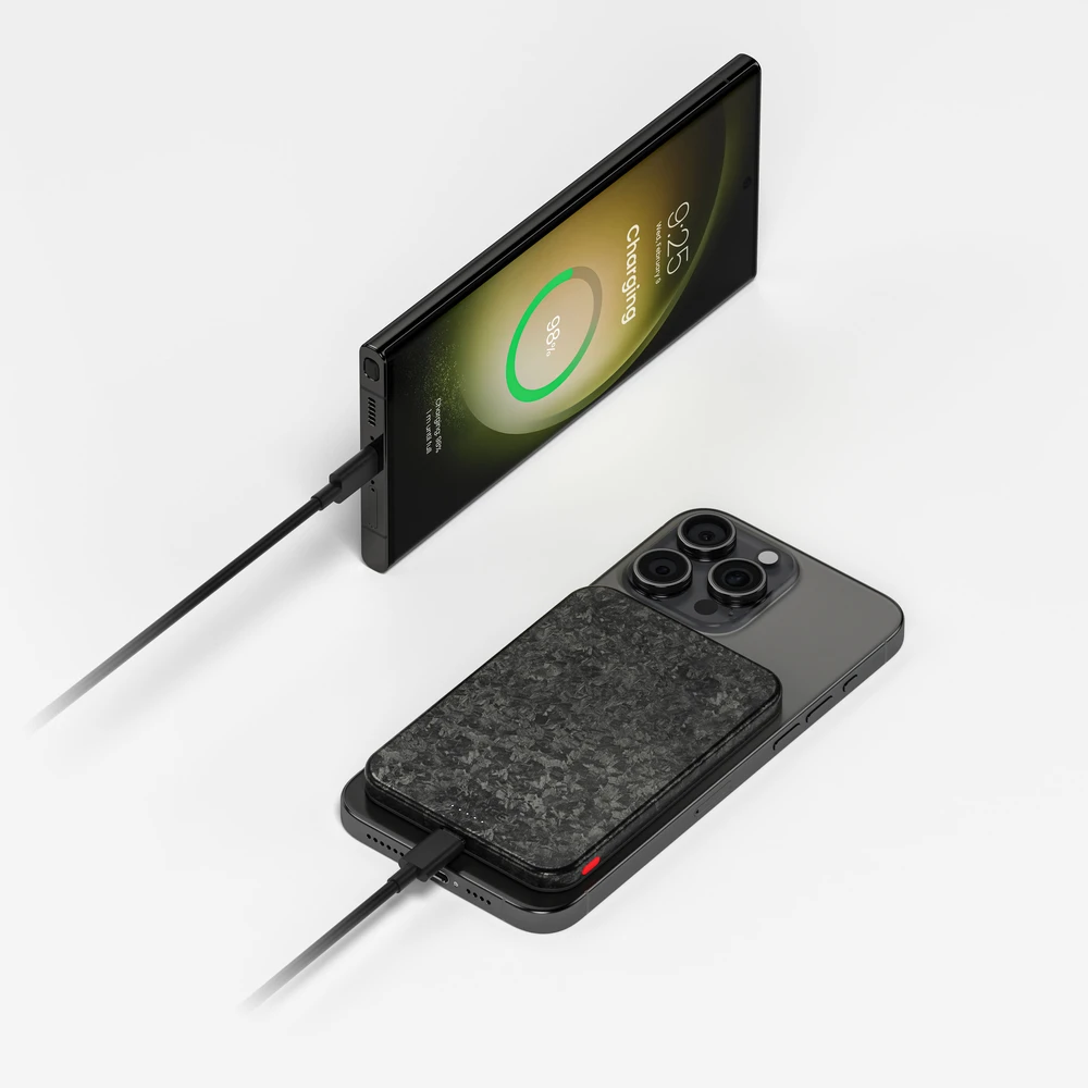 Azo SHARGE CarbonMag 5K nešiojamasis akumuliatorius, 15W Qi, 20W USB-C - 5.000mAh, juoda (YDD-SG-C3TXWCX-HEI)