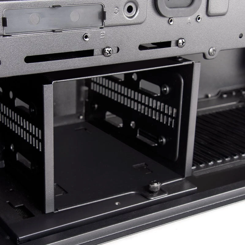 „SilverStone SST–SEQ1B SETA Q1 Midi–Tower“ – juoda