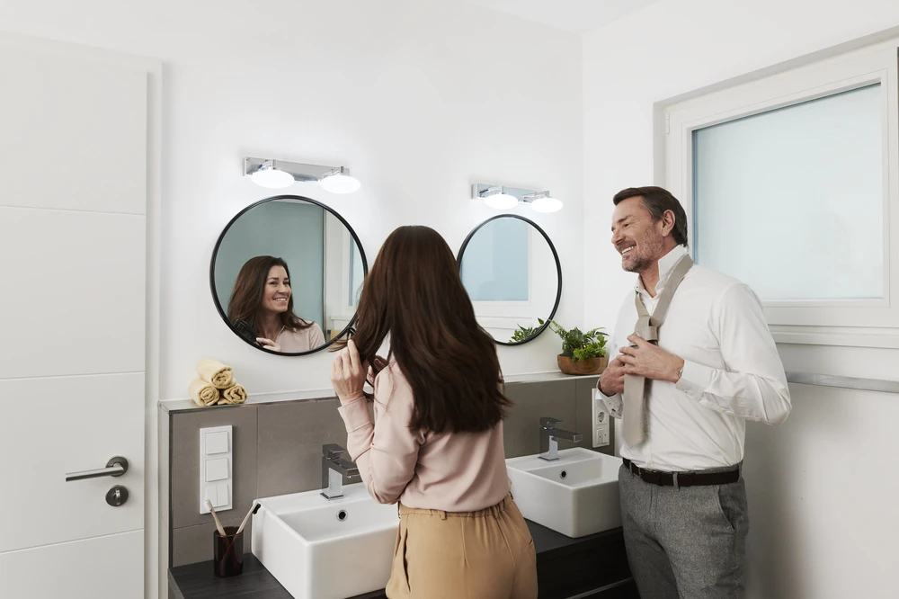 Sieninis šviestuvas Ledvance 12W paviršinis vonios šviestuvas, sidabro sp., 3000-6500K, išmanus+WiFi valdymas