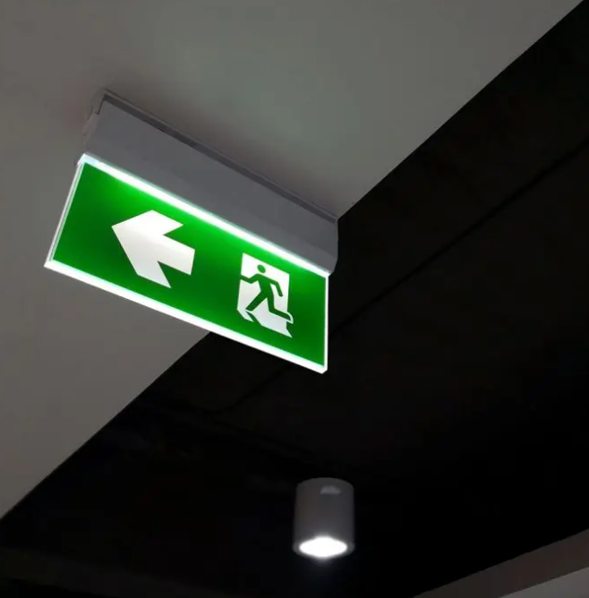 2,5W evakuacinis šviestuvas, 6000K, 4 montavimo būdai, gali veikti iki 3h avariniu režimu