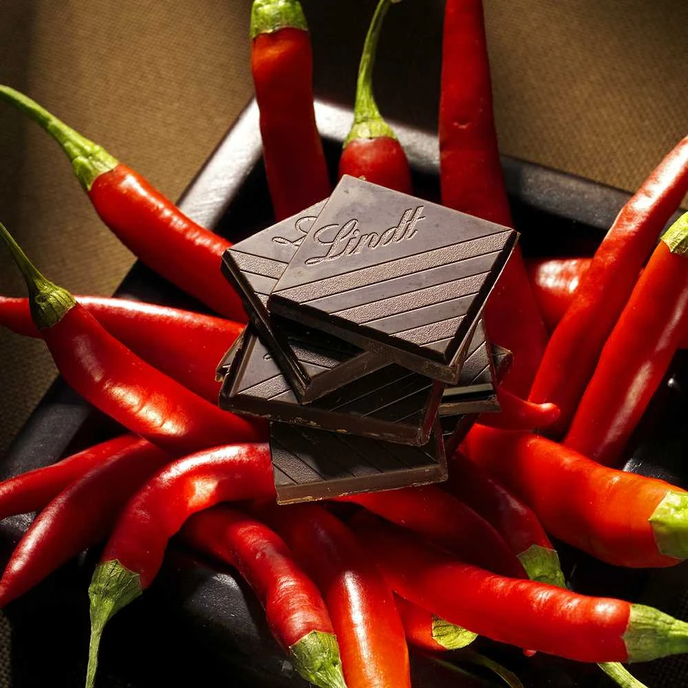 2 vnt. "LINDT EXCELLENCE" juodojo šokolado su aitriųjų paprikų ekstraktu