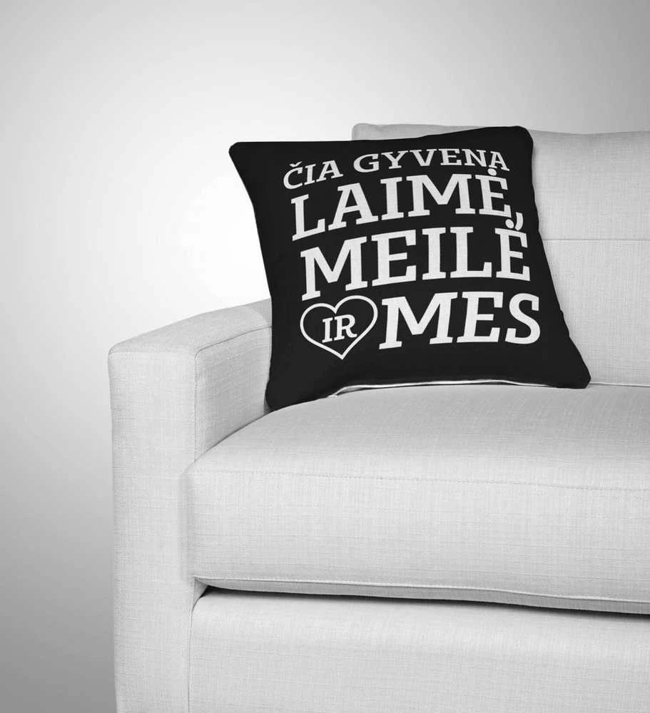 Dekoratyvinė pagalvėlė "Čia gyvena laimė, meilė ir mes"