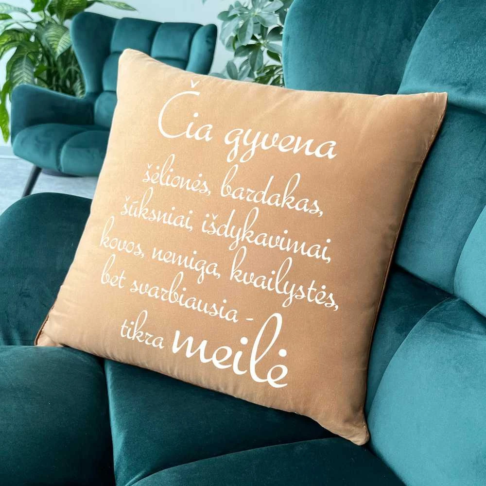Dekoratyvinė pagalvėlė "Čia gyvena tikra meilė"