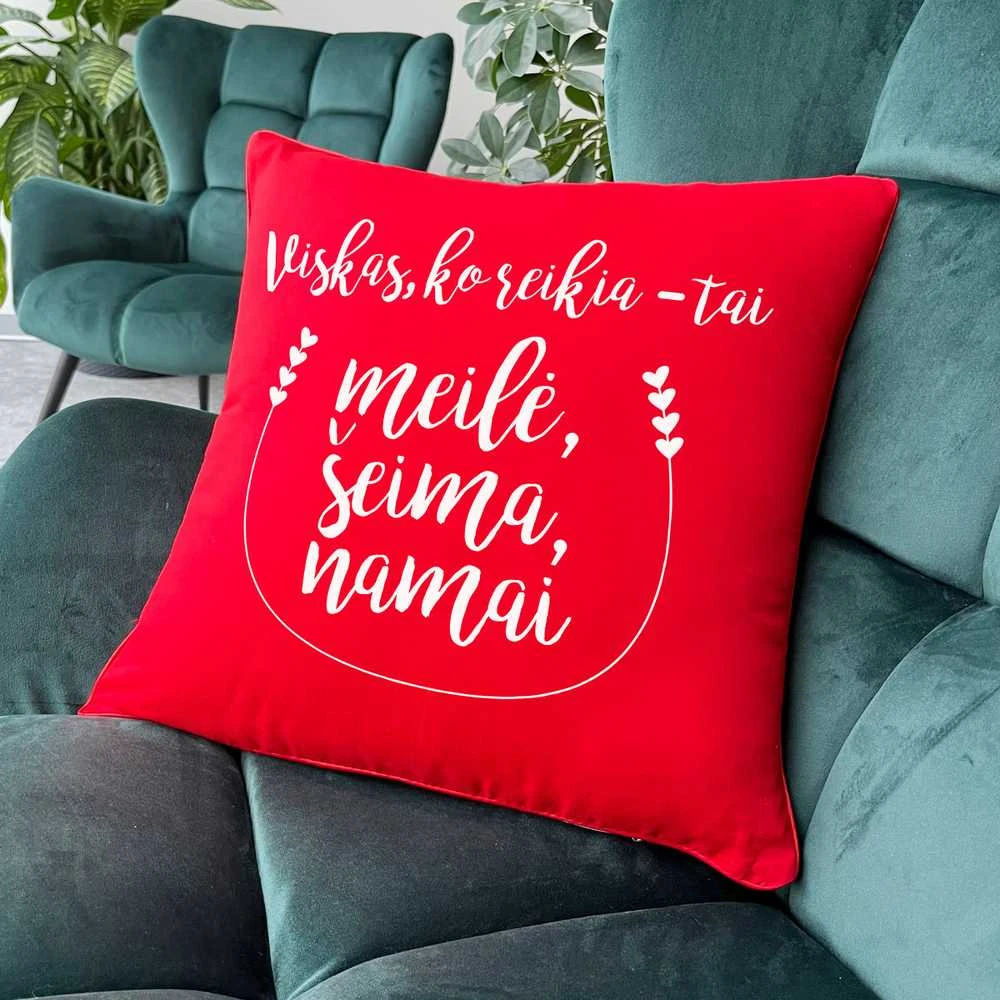 Dekoratyvinė pagalvėlė "Meilė, šeima ir namai"