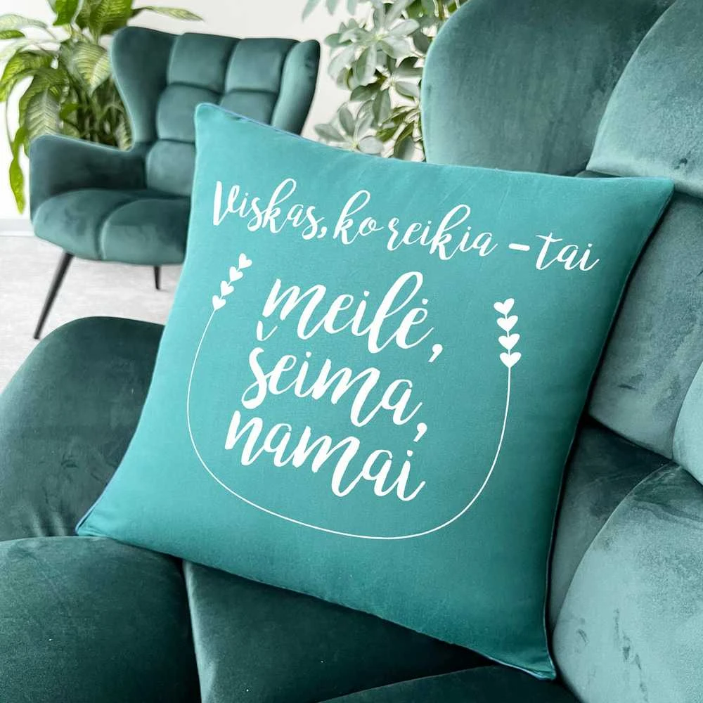 Dekoratyvinė pagalvėlė "Meilė, šeima ir namai"