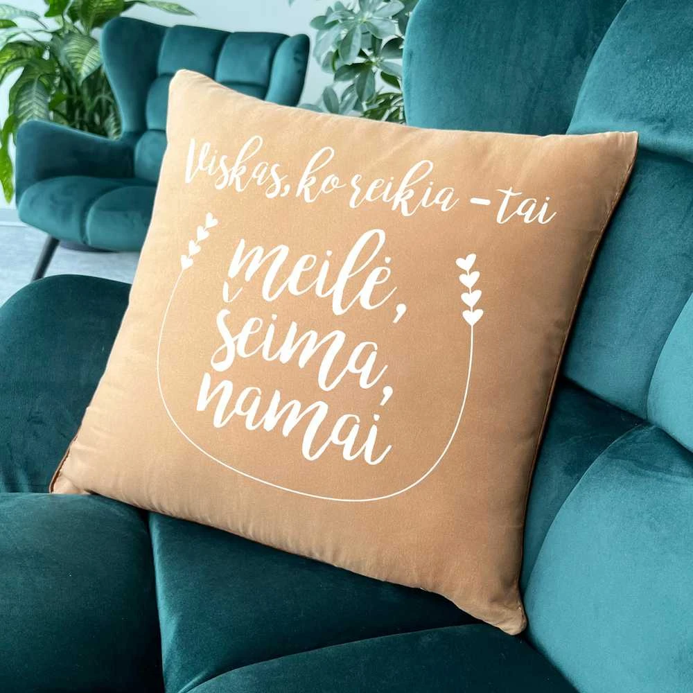 Dekoratyvinė pagalvėlė "Meilė, šeima ir namai"