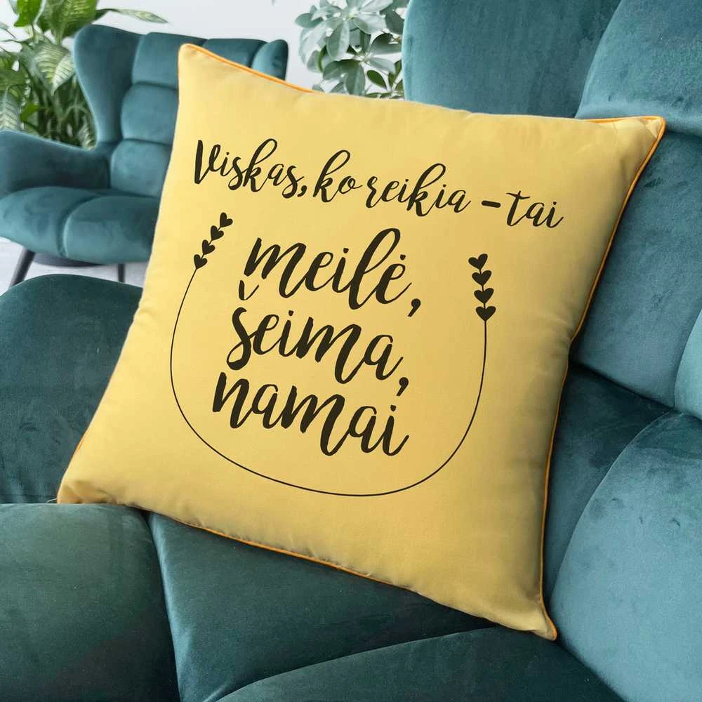 Dekoratyvinė pagalvėlė "Meilė, šeima ir namai"