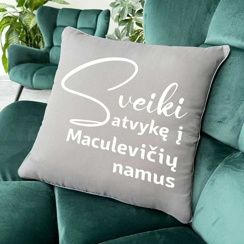 Dekoratyvinė pagalvėlė "Sveiki atvykę" su Jūsų pasirinkta pavarde