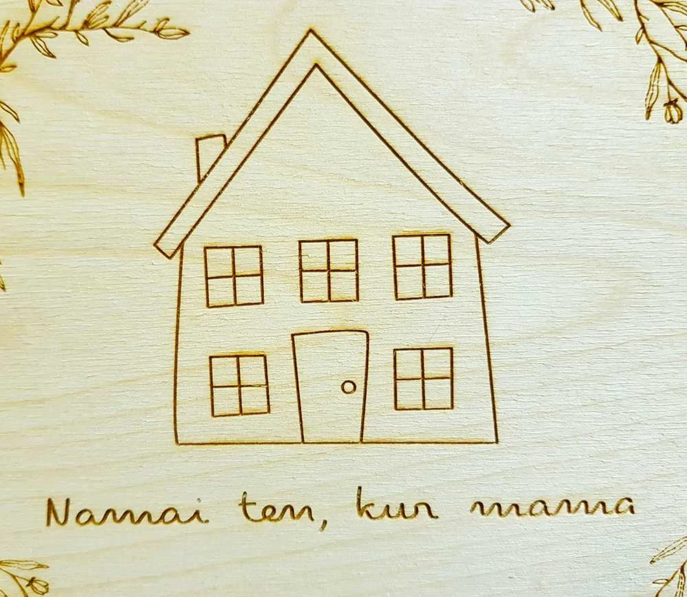 Graviruota medinė lentelė "Namai ten, kur mama"