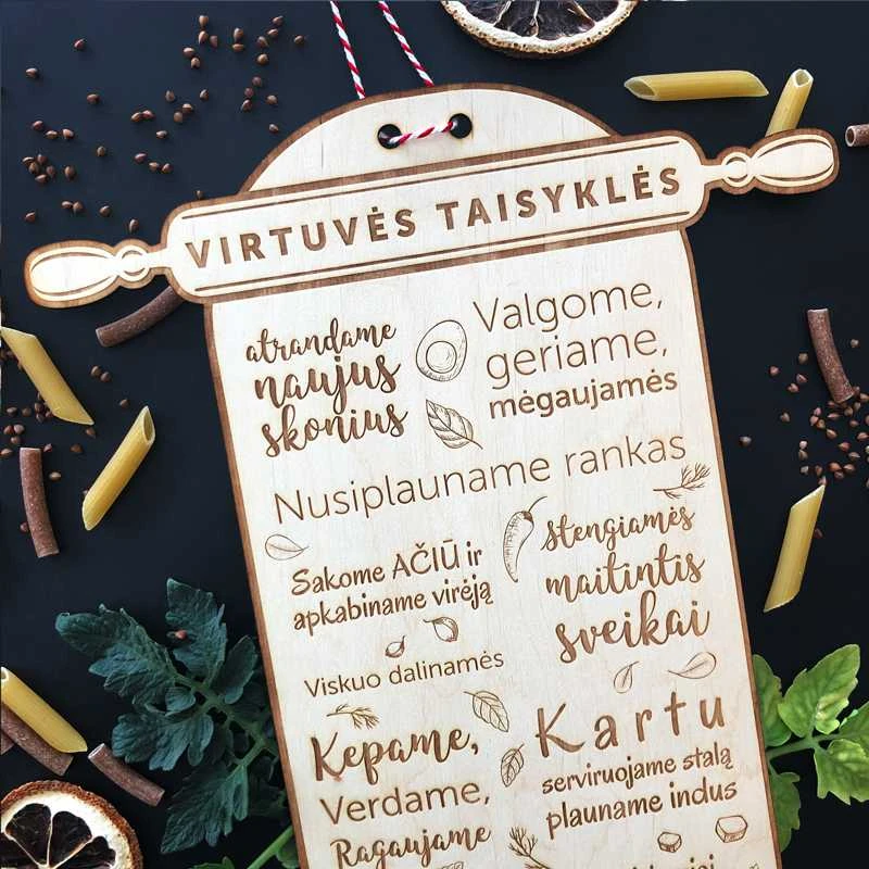 Graviruota medinė lentelė "Virtuvės taisyklės"