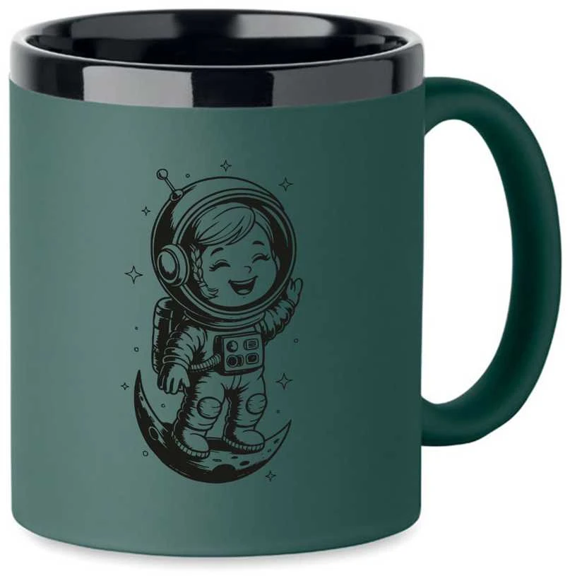 Graviruotas puodelis "She is an astronaut"