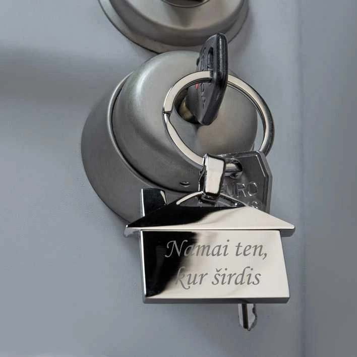 Graviruotas raktų pakabukas "Namai ten, kur širdis"
