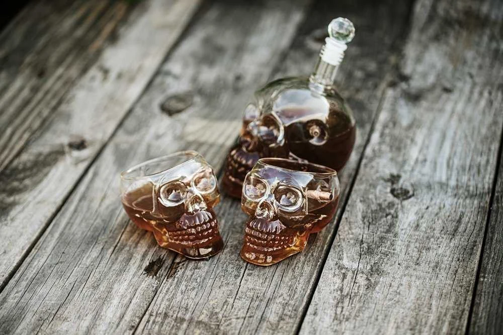 Upominkarnia Kaukolės formos taurė su kulka (340ml)