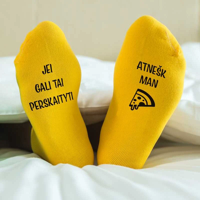 Kojinės su spauda ant padų "Atnešk man picą"